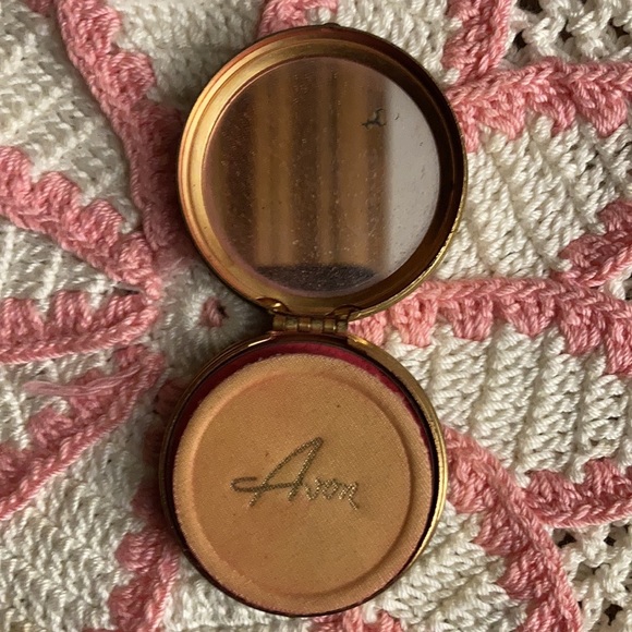 Vintage Avon rouge compact w /applicator. Lovely scroll design on lid. Shade #2 - Picture 4 of 6